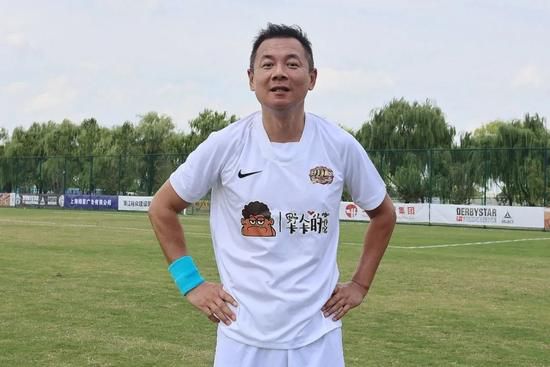日前，在片中客串的亨利·卡维尔晒出“超人狼”的剧照，他表示：“安全起见，我演这个刮掉了小胡子(上嘴唇的胡子)，只刮了小胡子哦。