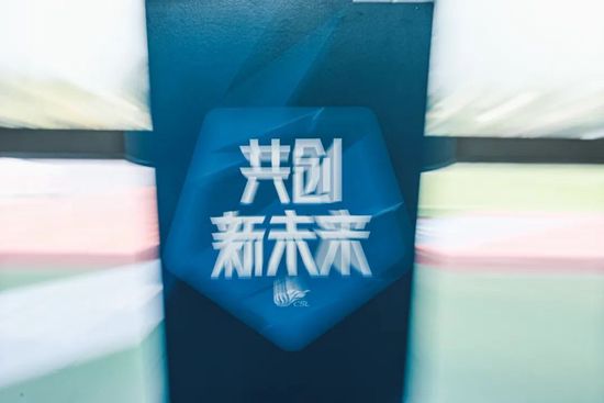 该片讲述了患有脑瘫的刘春和（易烊千玺 饰）勇敢冲破身心的枷锁，为外婆（林晓杰 饰）圆梦舞台的同时，也努力寻求着自己人生的坐标，在经历一个盛夏的 《青春之城》是最激昂的奋斗之歌 2023-04-25 《奇迹·笨小孩》反超《熊出没》获单日榜季军 2022-02-05 2022大年初四全国院线总票房报收8.70亿，春节档累计票房43.59亿。