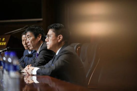 影片发布一组角色剧照，并同步曝光演员阵容，在杭州的湖光山色中，正上演这场关于“爱和美味”的温暖故事。