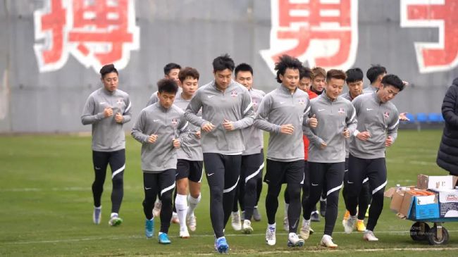 他在美国加利福尼亚大学洛杉矶分校（UCLA）学电影，毕业后曾经短暂闯荡好莱坞，在1989年雷德利·斯科特执导的动作片《黑雨》中做临时演员。