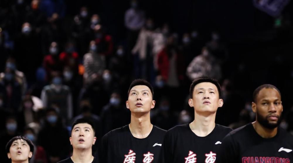 “脸叔”现身《光之帝国》片场 老绅士范儿十足 2022-04-08 近日，英国演员“脸叔”科林·费斯现身电影《光之帝国》（Empire Of Light）的拍摄现场。